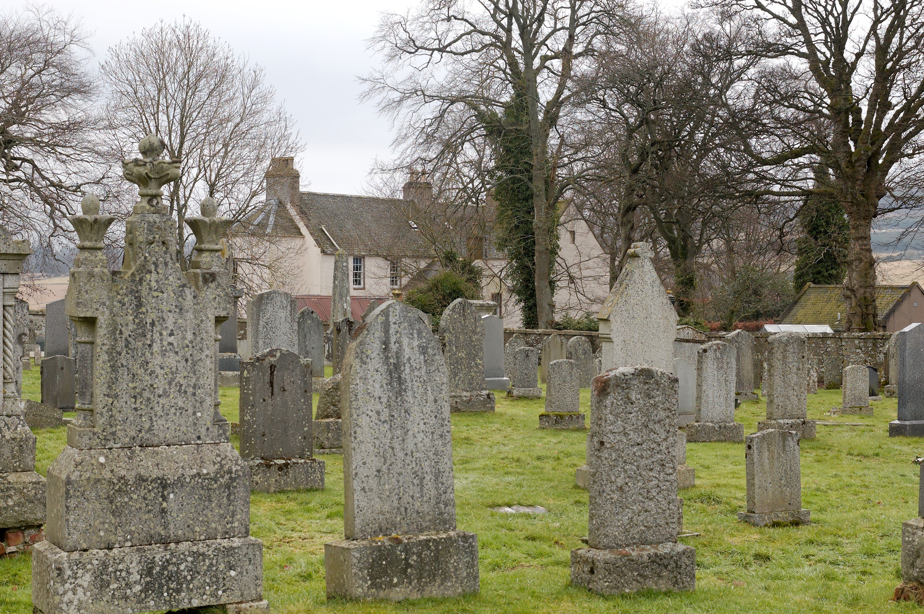 The Kirkyard of Oyne cover